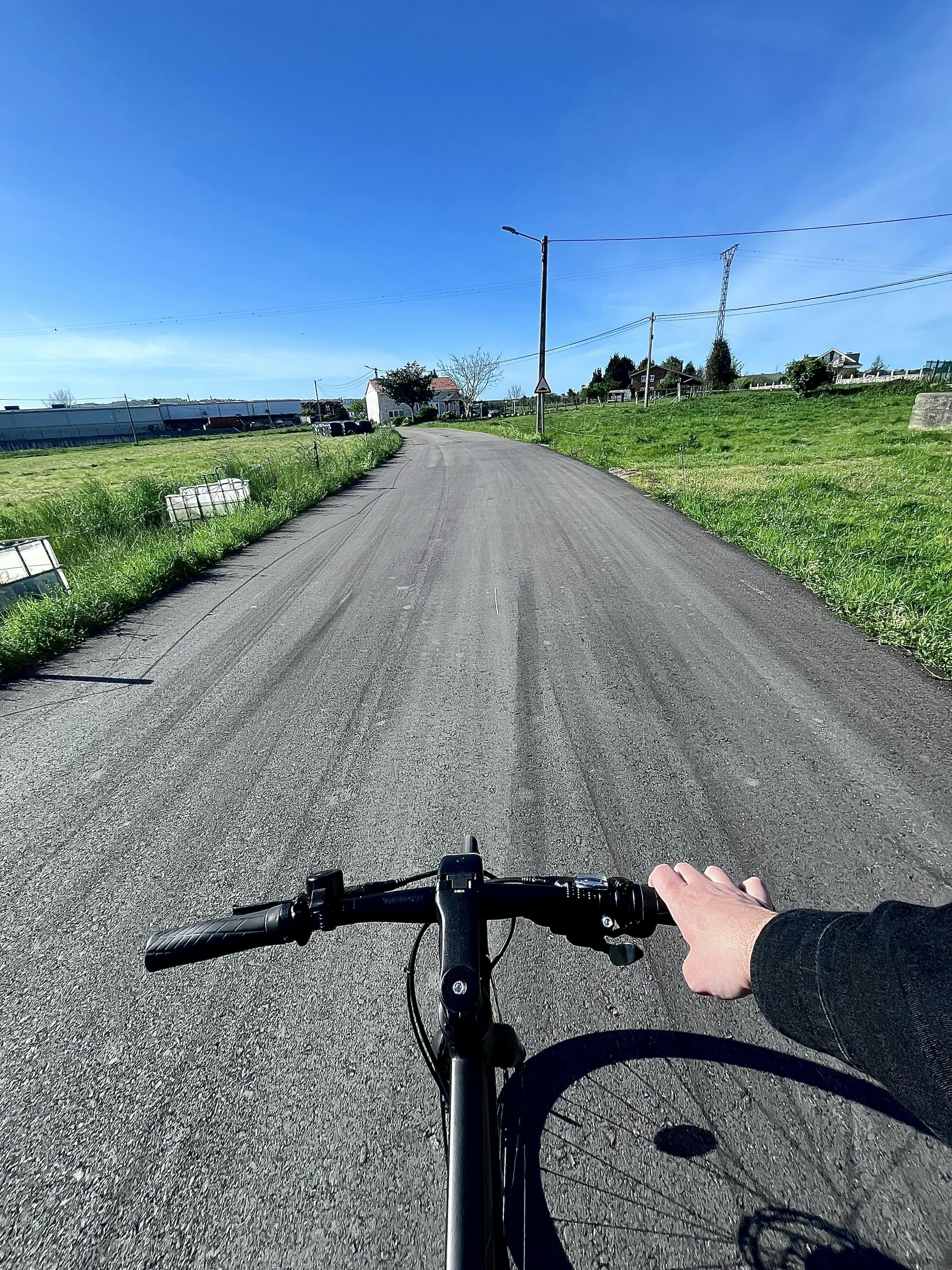 Mi bicicleta por una carretera comarcal