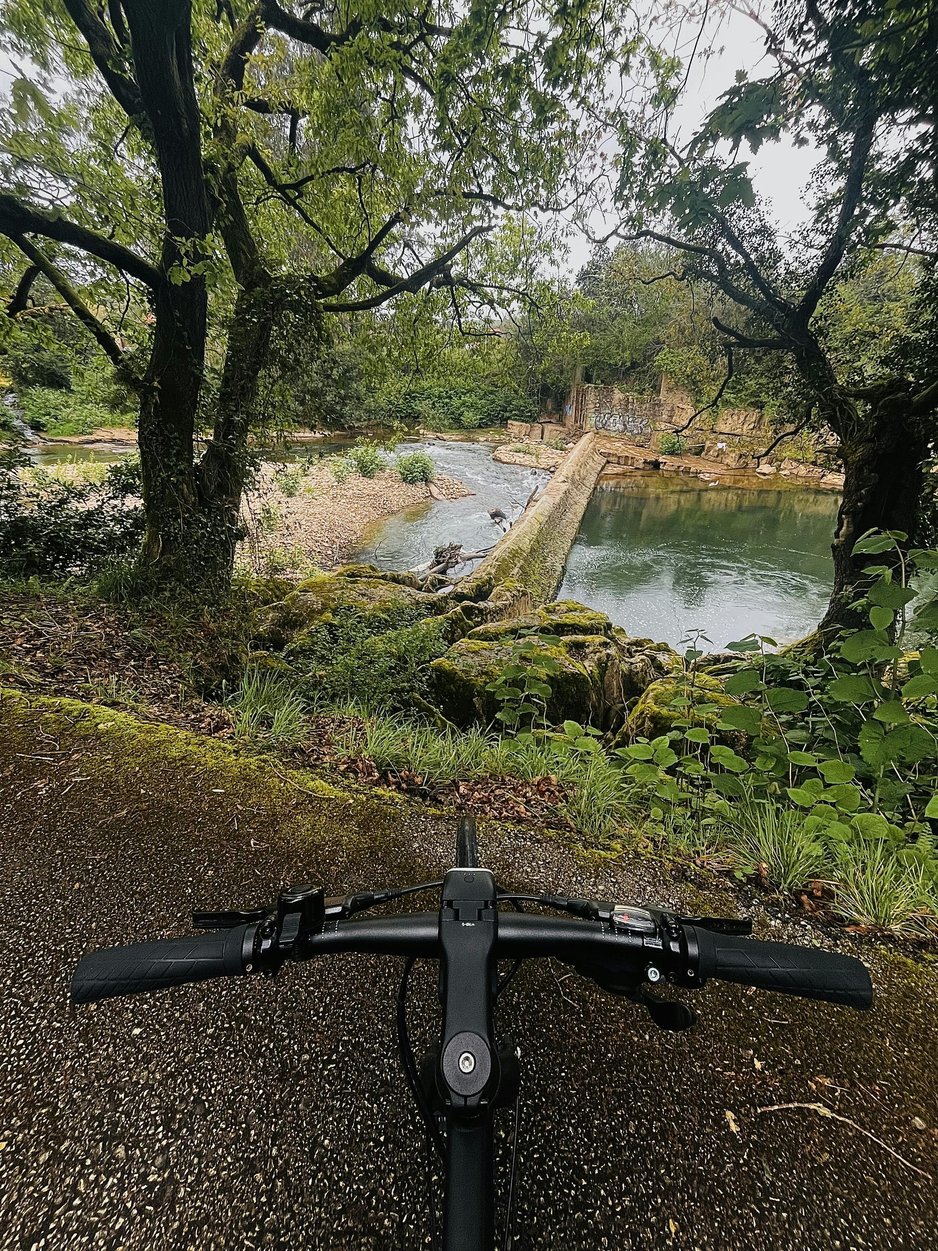Mi bicicleta al lado del río Saja