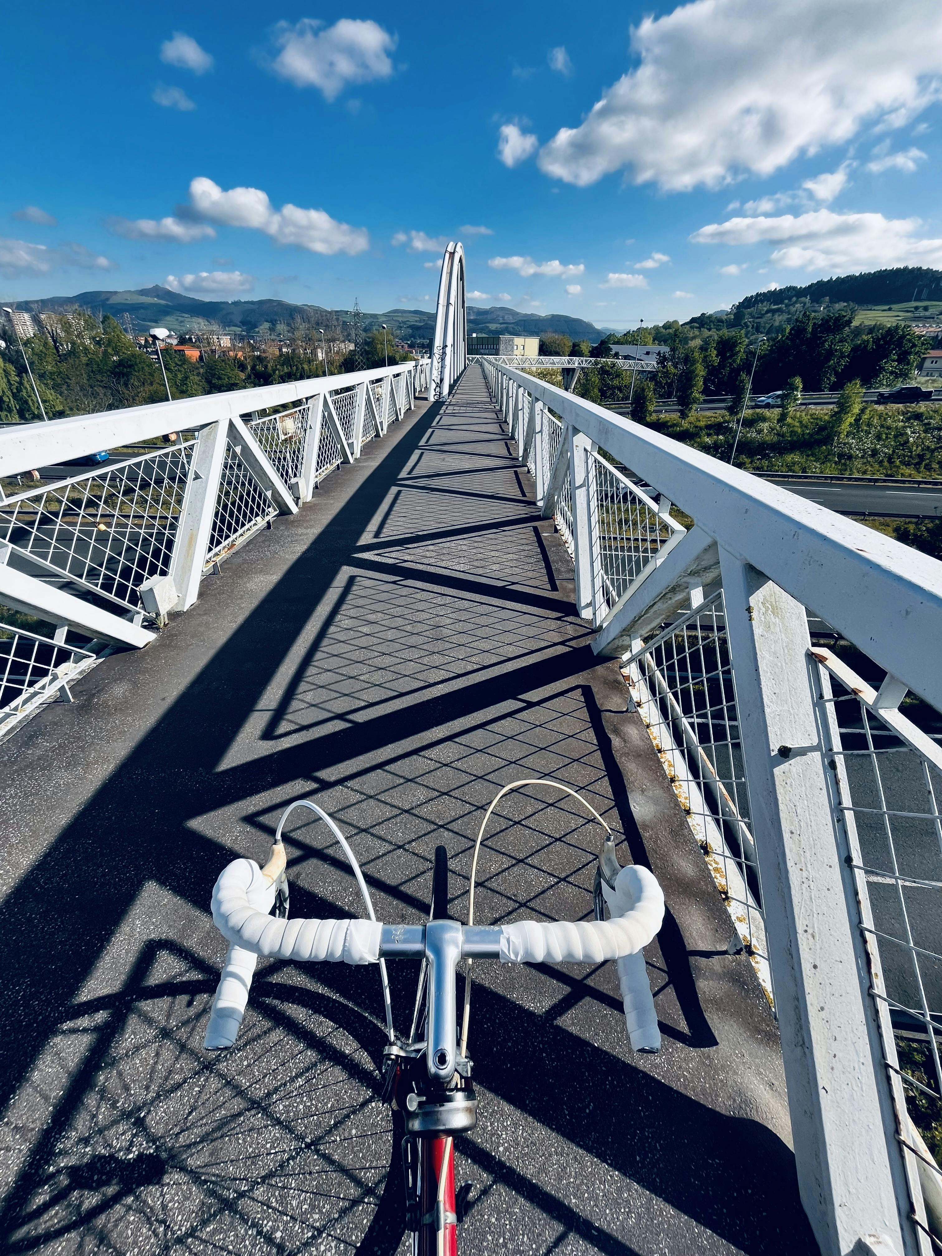 Mi bicicleta en un puente sobre el río Saja