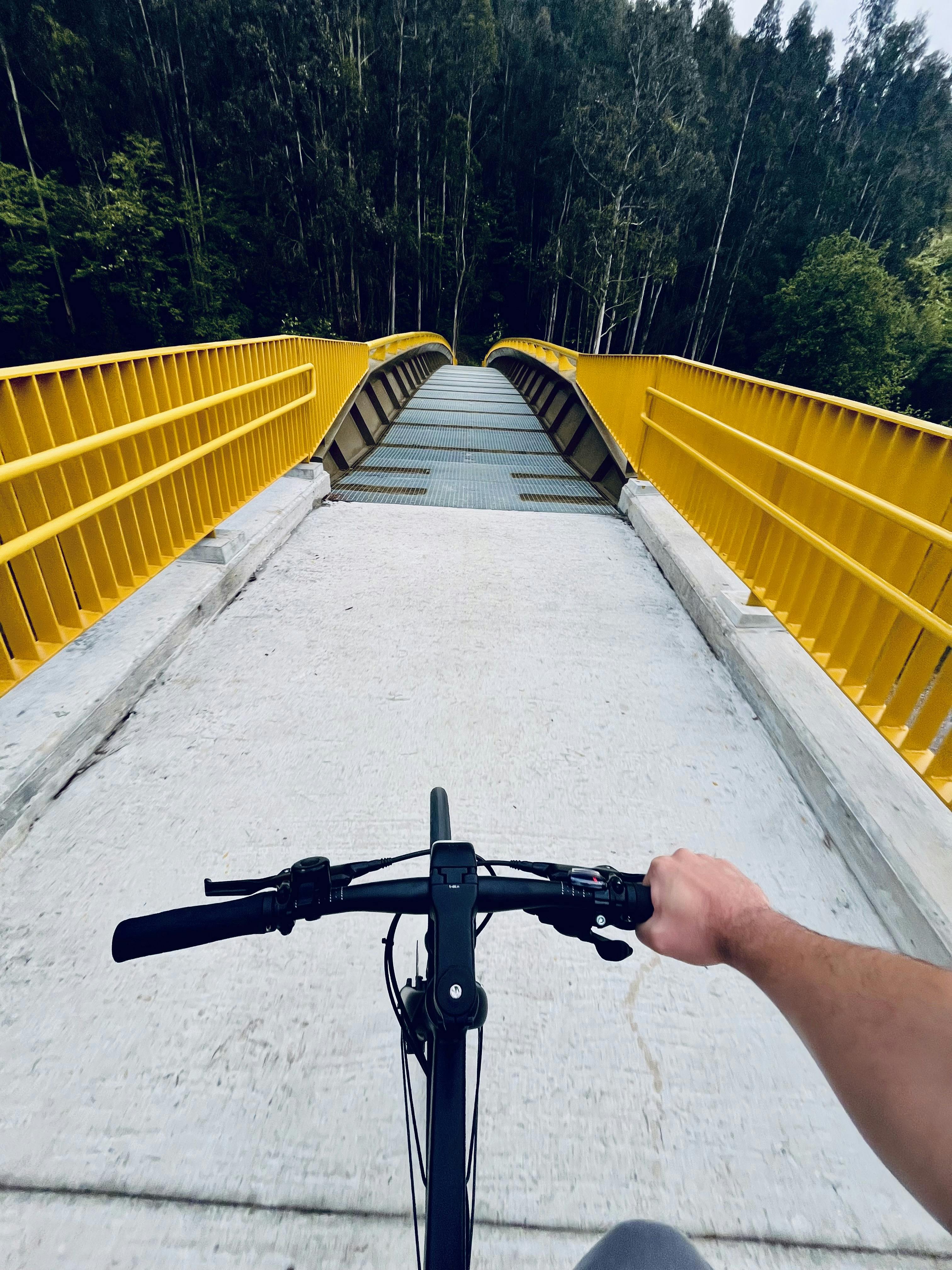 Mi bicicleta sobre un puente.