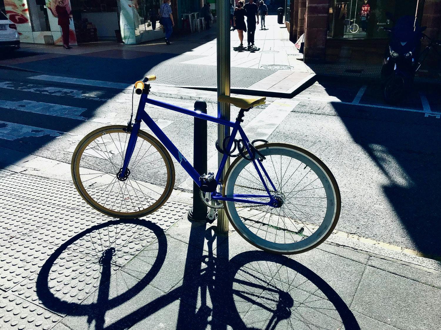 Una bicicleta azul en Torrelavega