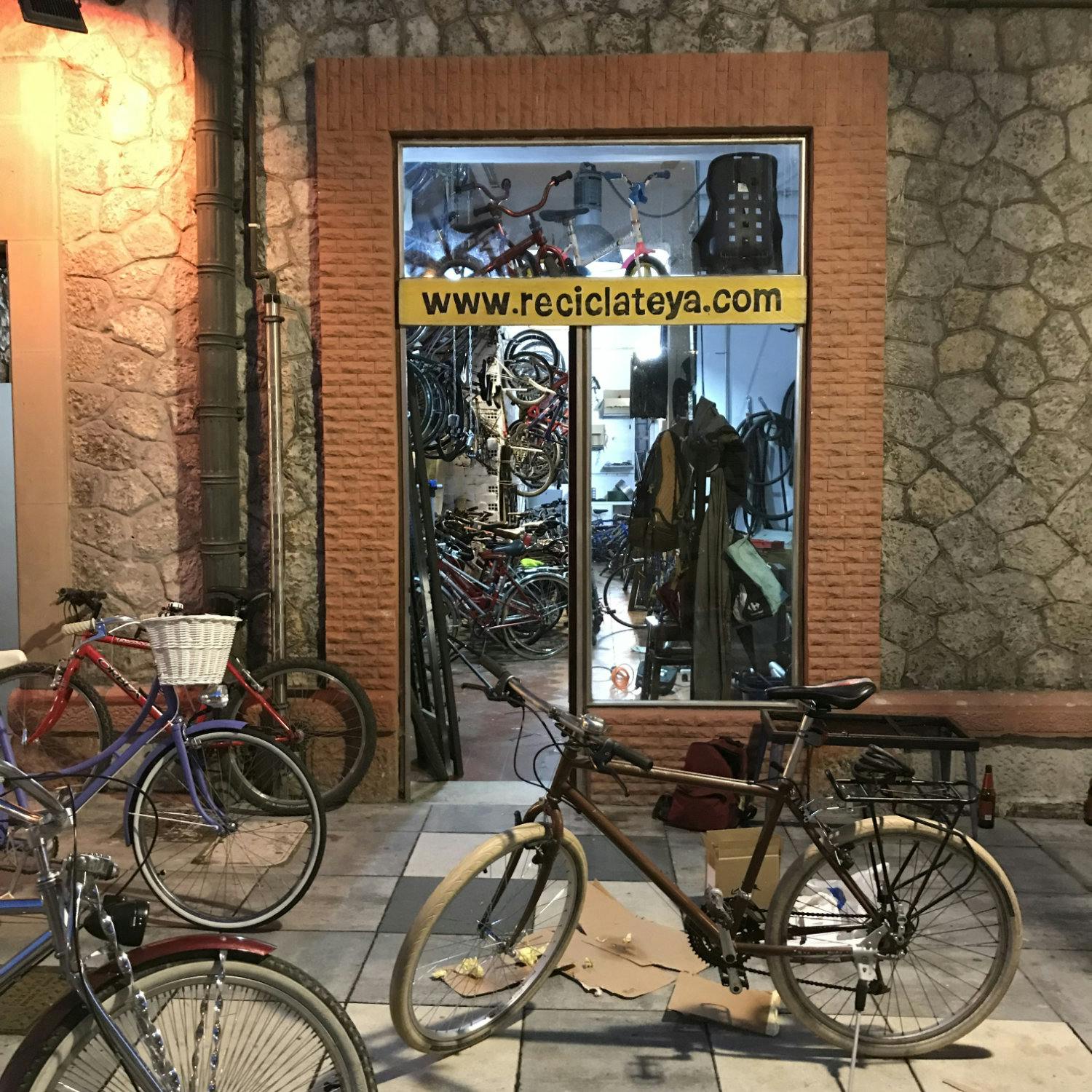 Bicicletas en frente de la asociación Recíclate Ya!