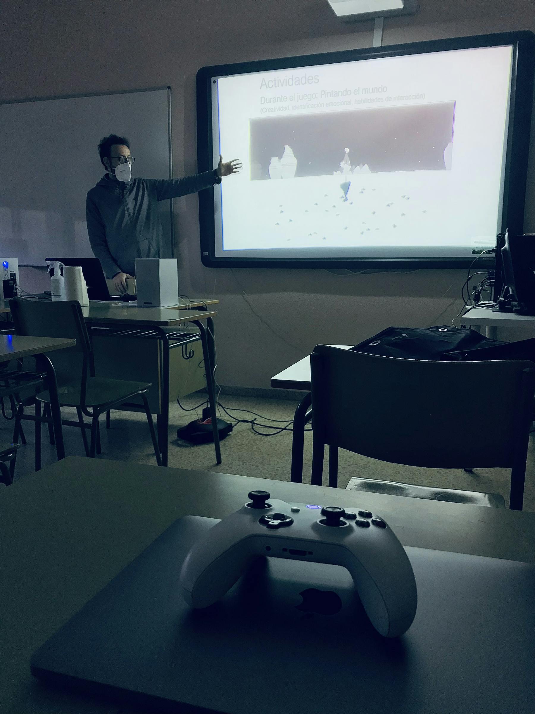 Imagen de Jorge Oceja en su clase de la UNED sobre videojuegos