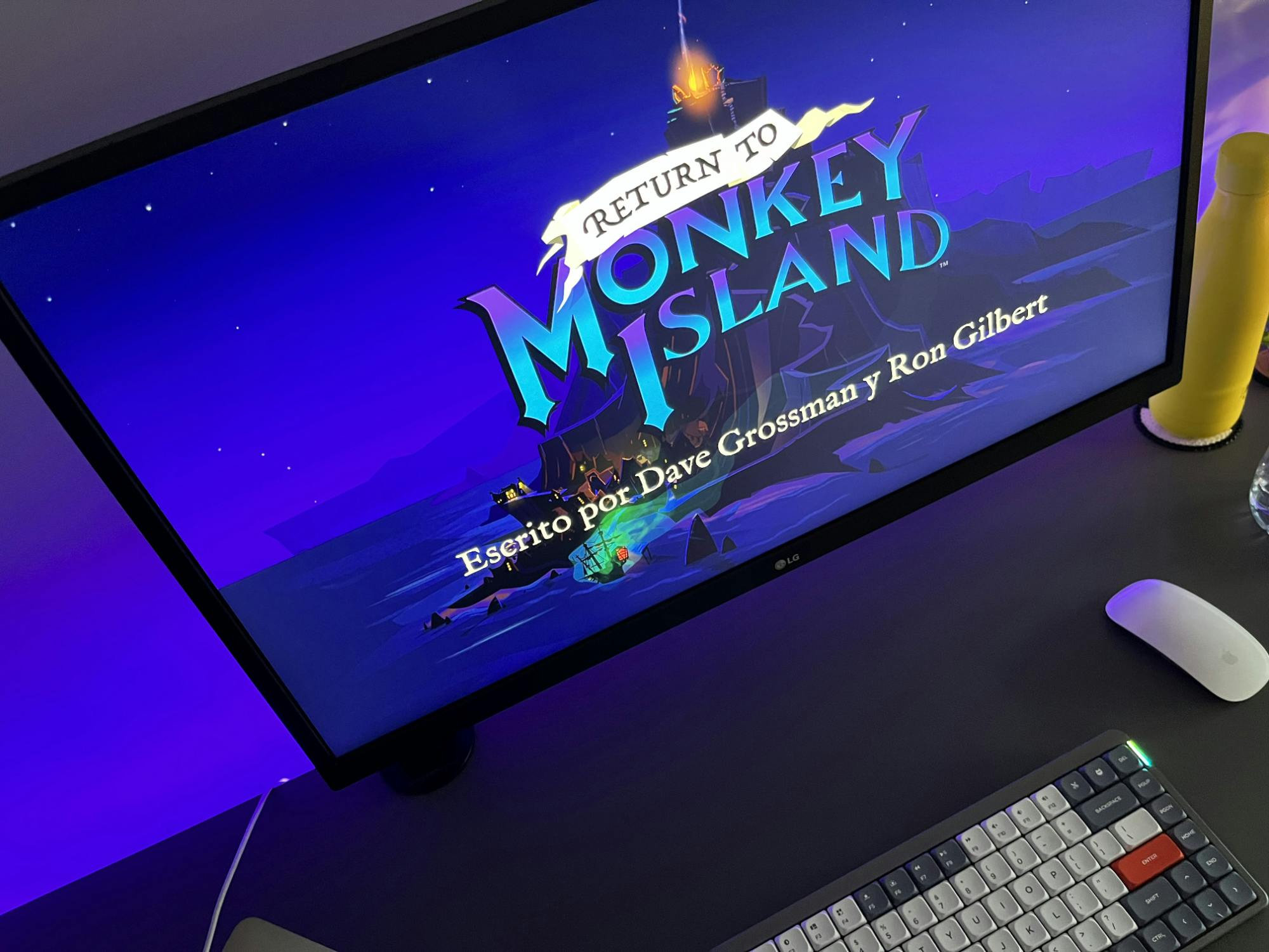 Fotografía de mi pantalla de ordenador mostrando los títulos de inicio del videojuego: Return to Monkey Island