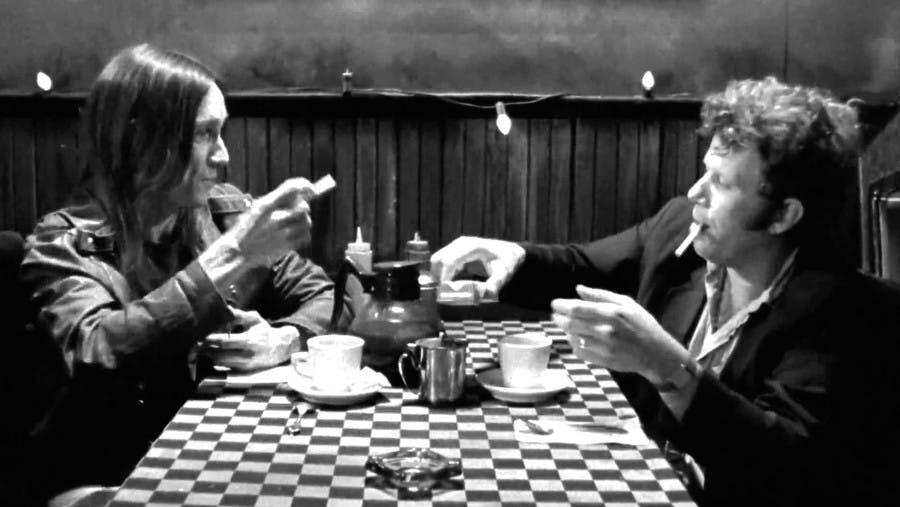 Fotograma de la película Coffe and Cigarrettes